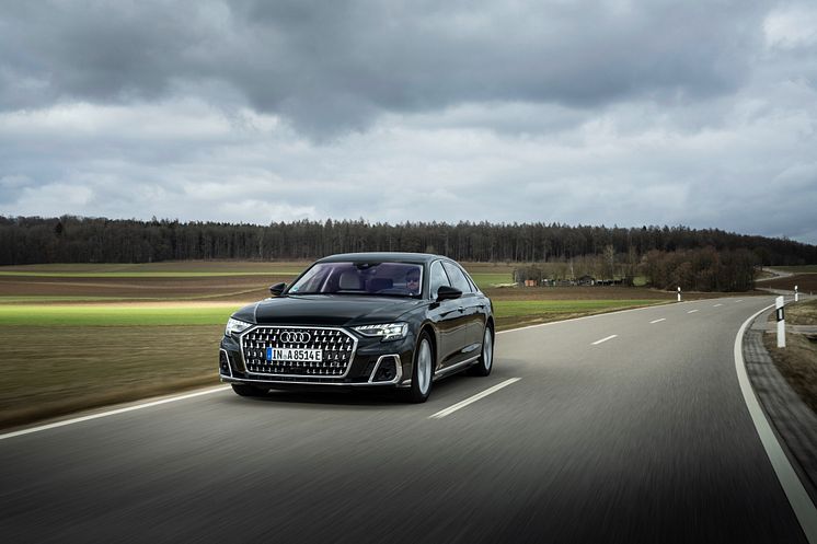 Audi A8 L TFSI e (Vesuvgrå)