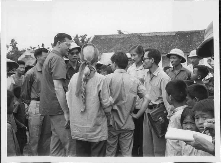 Gunilla Palmstierna-Weiss och Peter Weiss i Nordvietnam