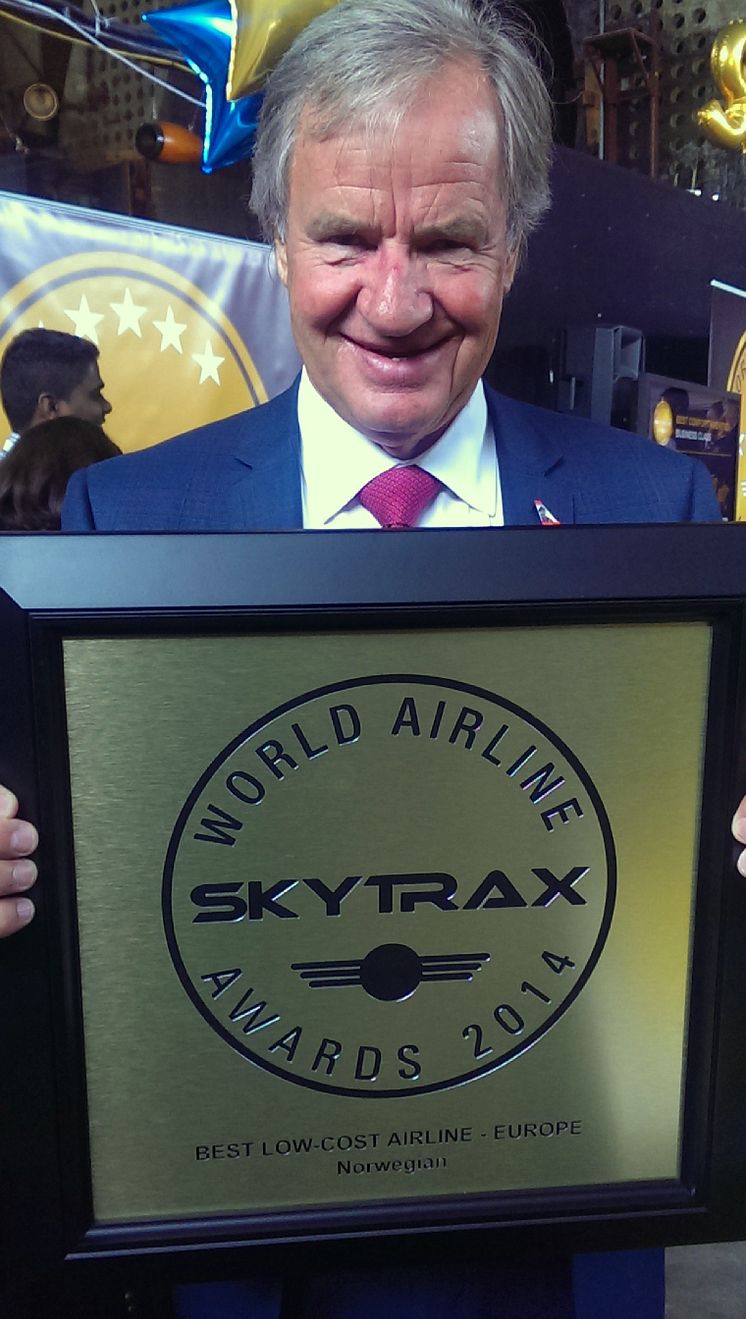 Norwegian CEO Bjørn Kjos with the 2014 SkyTrax Award