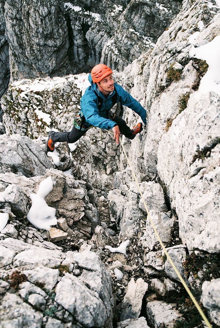 L.I.M Mountain PROOF Anorak Men_mosaic blue_scenic_photo cred Jaka Bulc