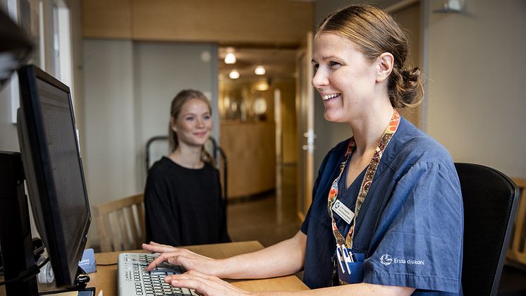 sjukvård-sjukhus-samtal med patient vid dator
