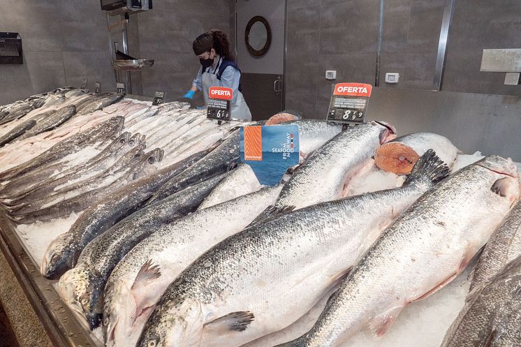 Fersk norsk laks i spansk fiskedisk