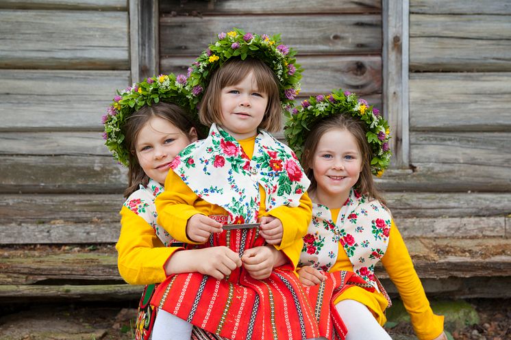 Tre flickor Leksand Midsommar_foto Kola, Visit Dalarna  (2).jpg