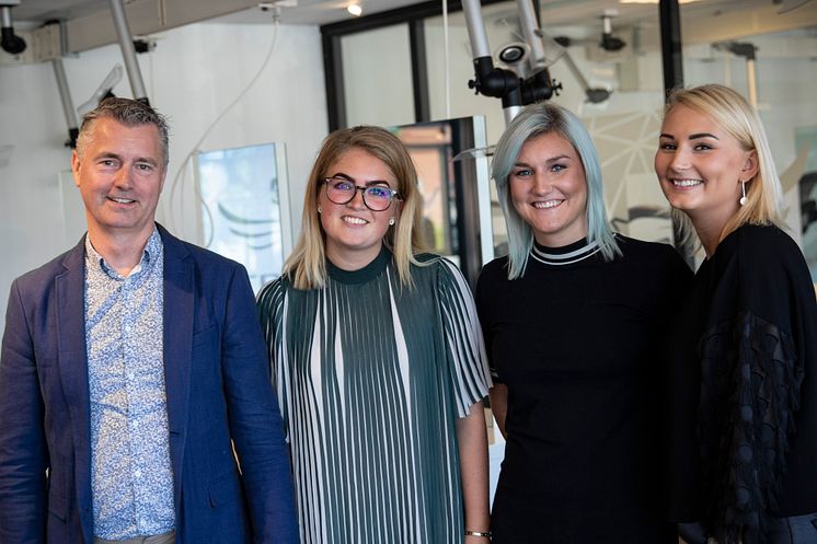 Lars Michael Madsen ønsker eleverne, Josefine Holm, Rikke Støvring og Cecilie Madsen held og lykke til VM. 