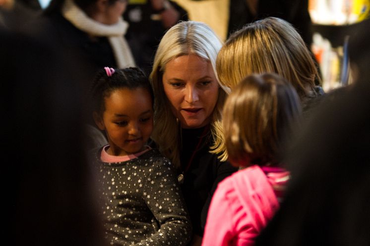 Kronprinsesse Mette-Marit satte seg ned med barna.