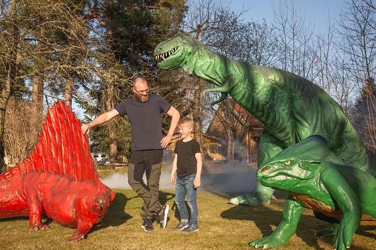 Oskar-Magnusson-med-son-och-dinosaurier.jpg