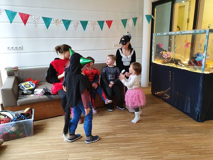 Buntes Aquarium im Kinderhospiz erfreut Kinder, Gäste und das Bärenherz-Team