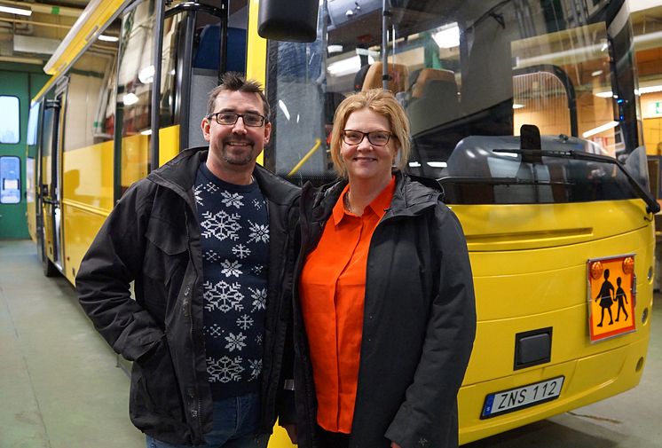 Petter Jonsson och Cecilia Sanberg vid förskolebussen