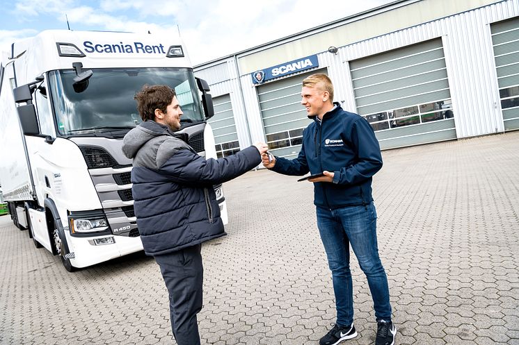 Markus Hennig, Speditionsleiter des Transportunternehmens Thomas Kind, und Scania Rent Mitarbeiter Pius Röhrig