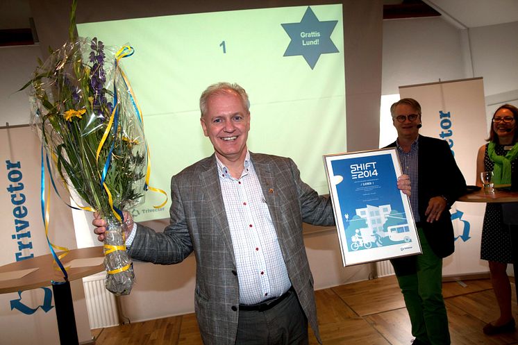 Mats Helmfrid, kommunstyrelsens ordförande i Lund tar emot pris för hållbara transporter