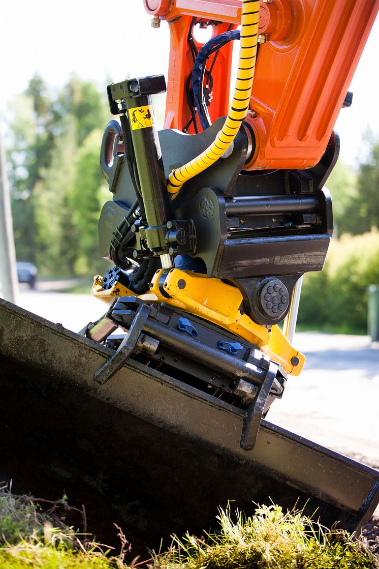 engcon - EC226 tiltrotator 