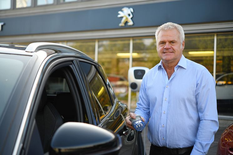 Knut Knutsson visar produkter för laddbara fordon för K W Bruun.