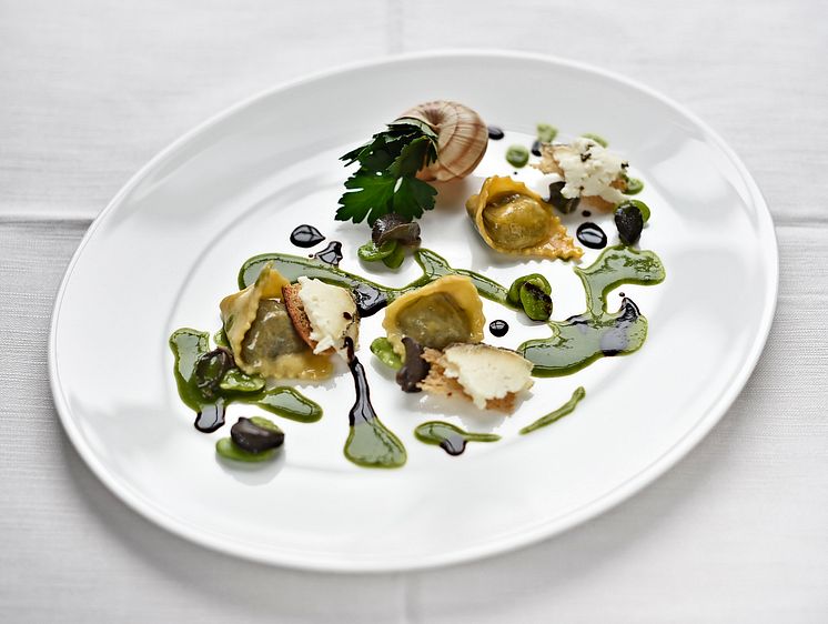 Zweiflingen: Le Cerf Sterne-Gourmetrestaurant på Wald- und Schlosshotel Friedrichsruhe, weinbergsnegle, tortellini, bønner, sort hvidløg und persille