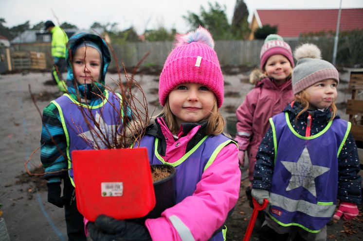 Plantering vid Furulund station - Elin med kompisar