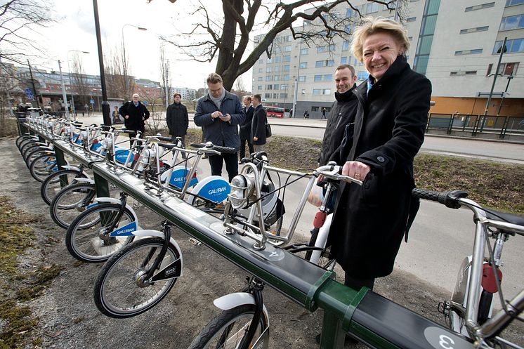 Trafikborgarråd Ulla Hamilton (M) inviger lånecykelstation vid Liljeholmens station. Foto: Lennart Johansson, Stockholms stad. 