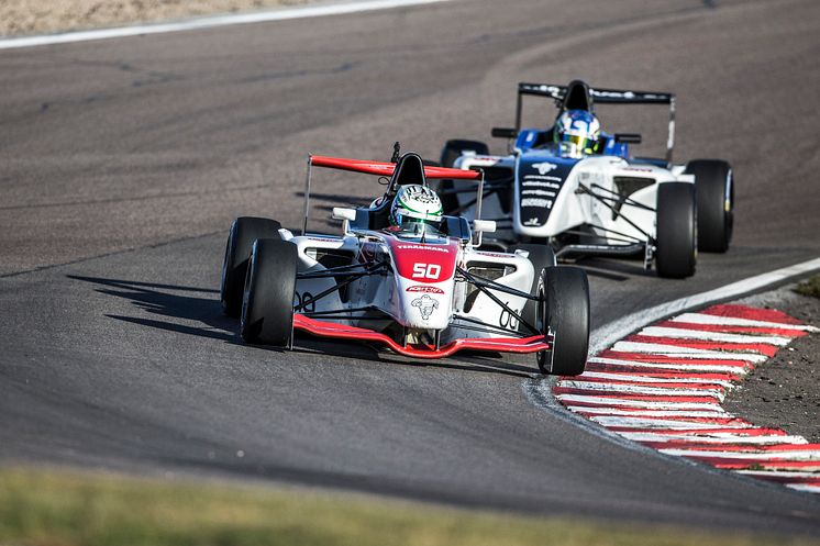 Juuso Puhakka före Philip Hall i Formula STCC Nordic-finalen på Ring Knutstorp. Foto: Daniel Ahlgren/STCC