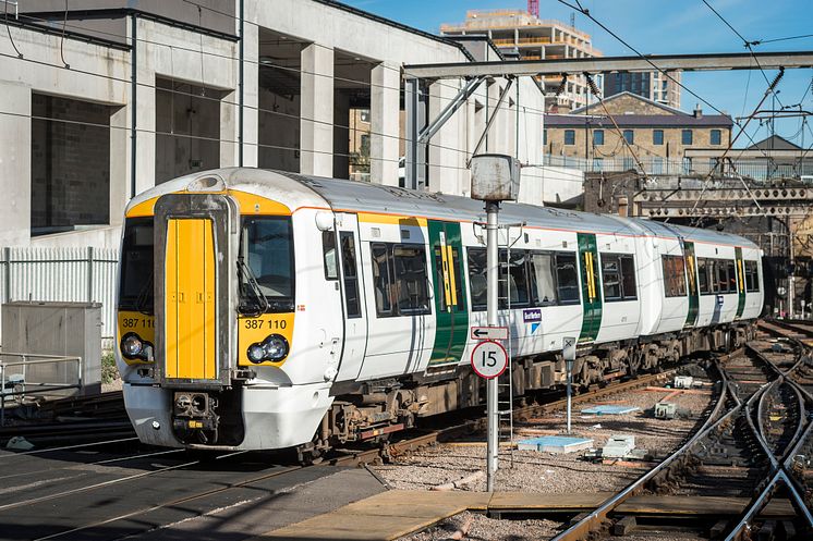 387110 pulling into Platform 10 at King's Cross 23.09.16