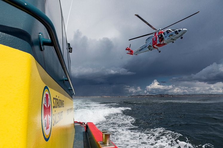Räddningsbåt och helikopter
