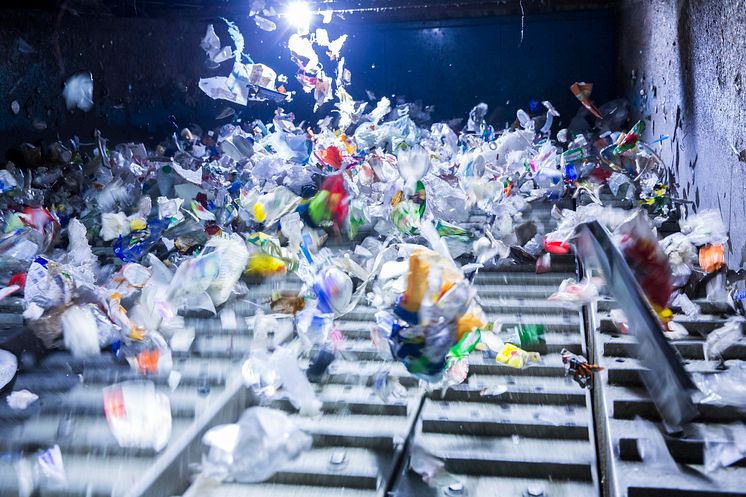 Abfallsortierung: Ein Ballistikseparator trennt harte von weichen Kunststoffen