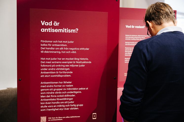 Utställningen "Gilla Dela Hata" handlar om antisemitismens månghundraåriga historia, hur den ser ut och sprids i dag. 