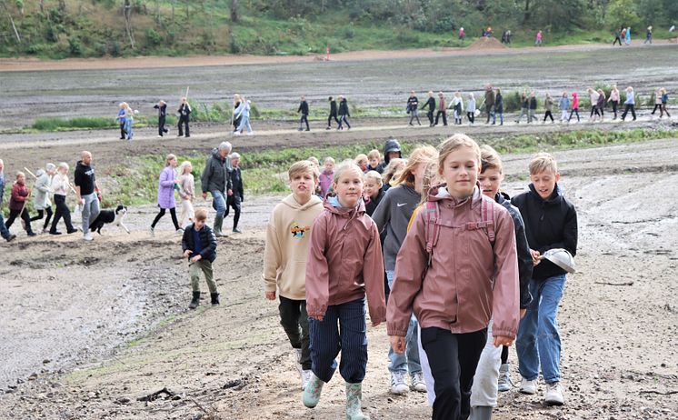 Mastrupsøerne 2023_Børn fra Karensmindeskolen på vej til indvielsen ad de nye stier