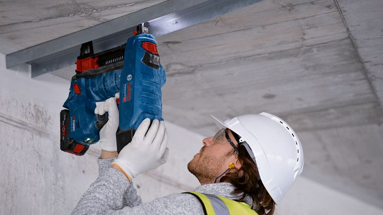 2_gnb_18v-38_professional_anwendung_decke_16-9