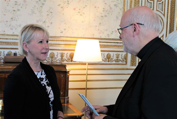 Anders Arborelius i samtal med Margot Wallström.