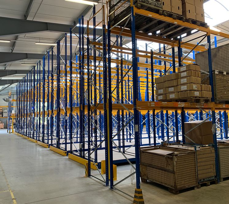 Das neue Verschieberegal in der aeris Zweigniederlassung in Horgau verdoppelt die Lagerkapazitäten des Büromöbelspezialisten (Foto: aeris GmbH)