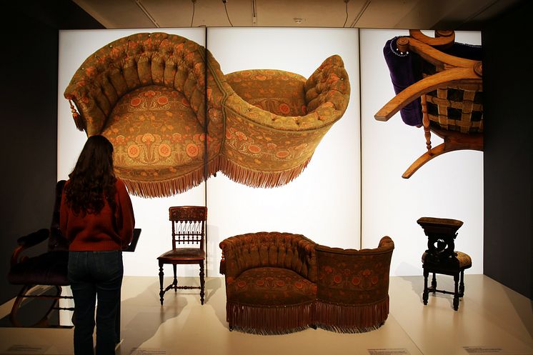 Ausstellung BESESSEN. Die geheime Kunst des Polsterns - Zweisitziges Sofa Tête-à-Tête