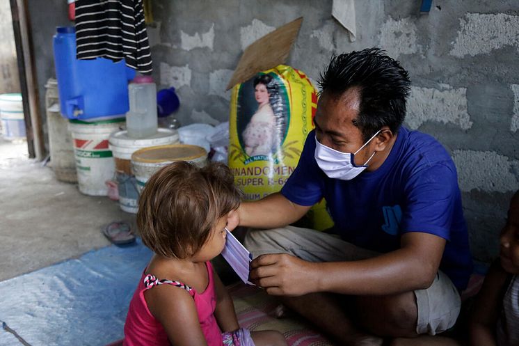 Aldrin puts a mask on his daughter