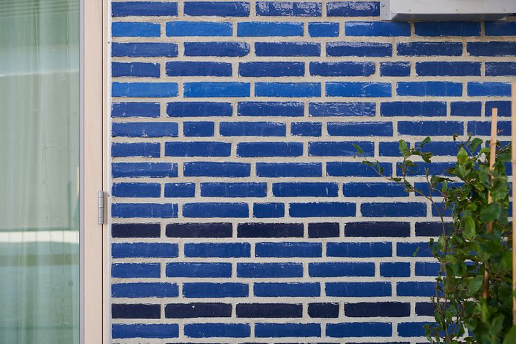 Blå tegelfasad i markplan, Det Goda Vattnet, Lund