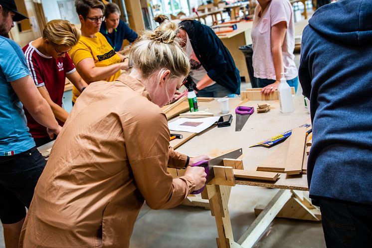 En skolelærer fra Favrskov er i gang med at bygge sit modelhus.