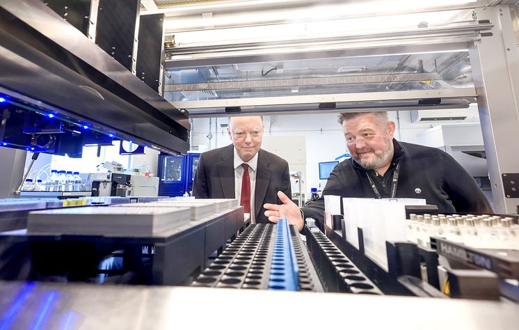 Professor Chris Whitty visiting a lab at Northumbria University