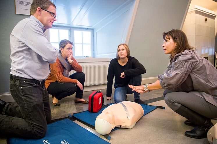 Landstingspolitiker i Stockholm utbildas i hjärt-lungräddning