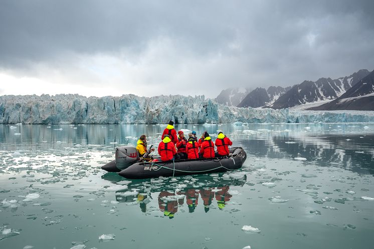 Svalbard_Expedition_boat_cruising_HGR_165319_Photo_Jan_Hvizdal.JPG