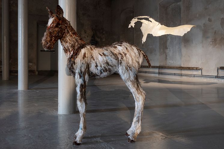 Installationsvy: Hästen, roboten och det omätbara ("Blanca"), Tove Kjellmark, 2022.