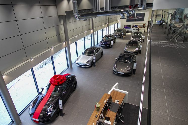 Nybilhallen er hjertet i kundereisen hos Porsche-senteret.