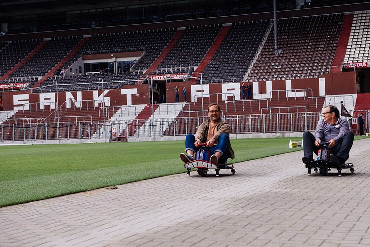 Bosse & Ewald Lienen: Mit Spaß bei der Sache - 1. soziales E-Kartrennen am Millerntor