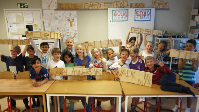 Eleverna har tillverkat egna trädgårdsskyltar i trä. Bild: Berit Åblad