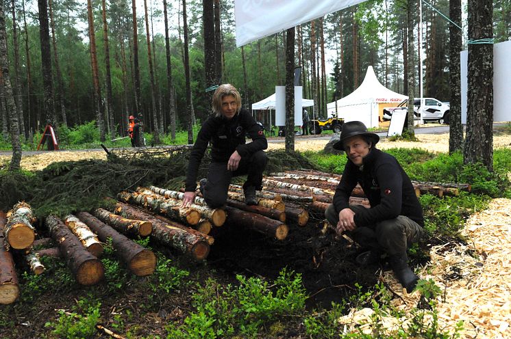 Isabelle Bergkvist och Gustav Friberg från Skogforsk vill inspirera till spårlös avverkning. 