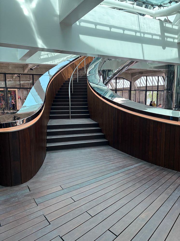 Kebony-Holztreppe im FENIX Museum: Nachhaltige Architektur, doppelte Helix, Design von MAD Architects in Rotterdam