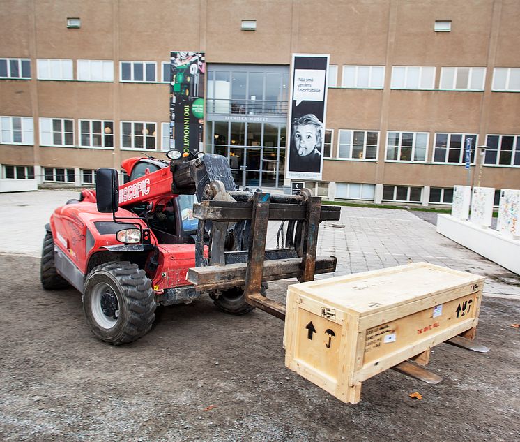 Digital Revolution, den första lastbilen med utställningslådor lastas av.