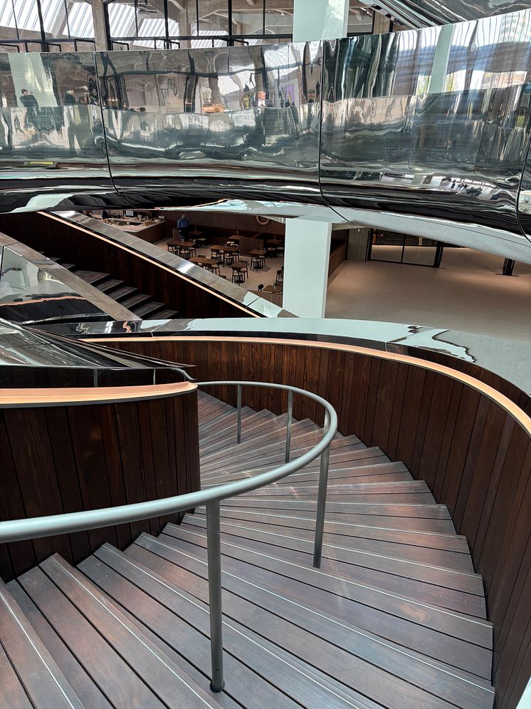 Kebony-Holztreppe im FENIX Museum: Nachhaltige Architektur, doppelte Helix, Design von MAD Architects in Rotterdam.