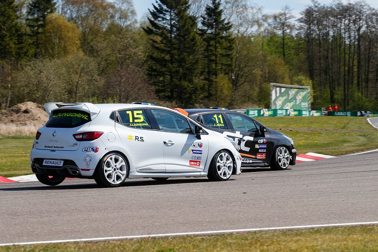 Julius Ljungdahl (nr 15), Joel Jern (nr 11). Foto: Tony Welam/STCC