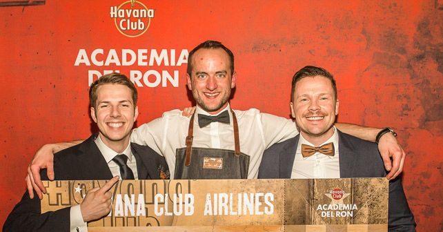 Ticket für Kuba: Gratulation von Christian Balke, Brand Ambassador von Havana Club (rechts) an Marian Krause (links) und Lars Bender (Mitte). 