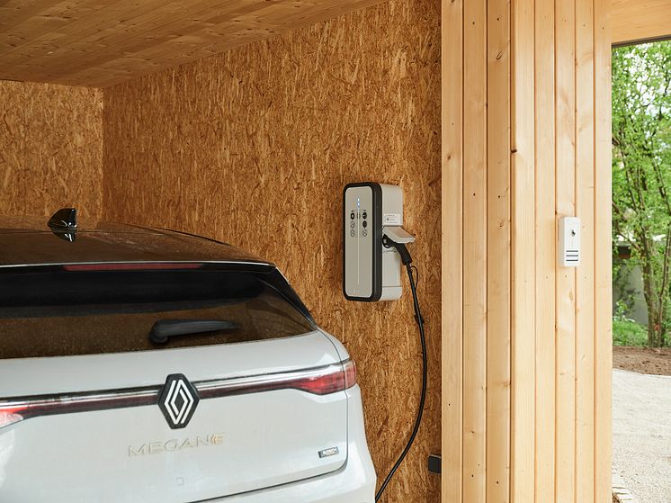 Haus AZ_Sascha Arnold_Carport mit Ladestation witty solar von Hager_15cm.jpg