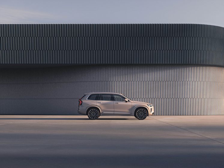 New_Volvo_XC90_Exteriors.jpg