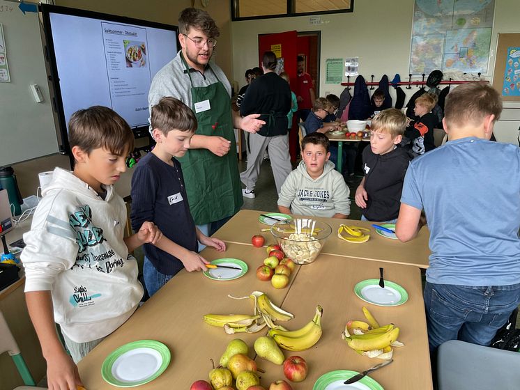Studierende des Sachunterrichts kochen gemeinsam mit Schüler*innen der OBS Emstek beim Tag der Schulverpflegung 