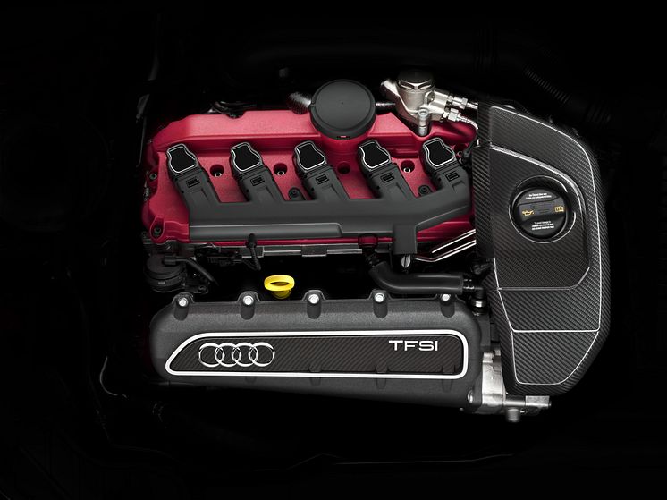 Audi RS 3 Sportback 2,5 TFSI engine compartment