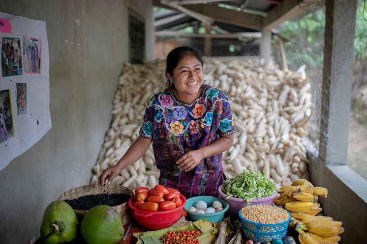 Rosa Camaja i Guatemala säljer grönsaker från sin förstubro.